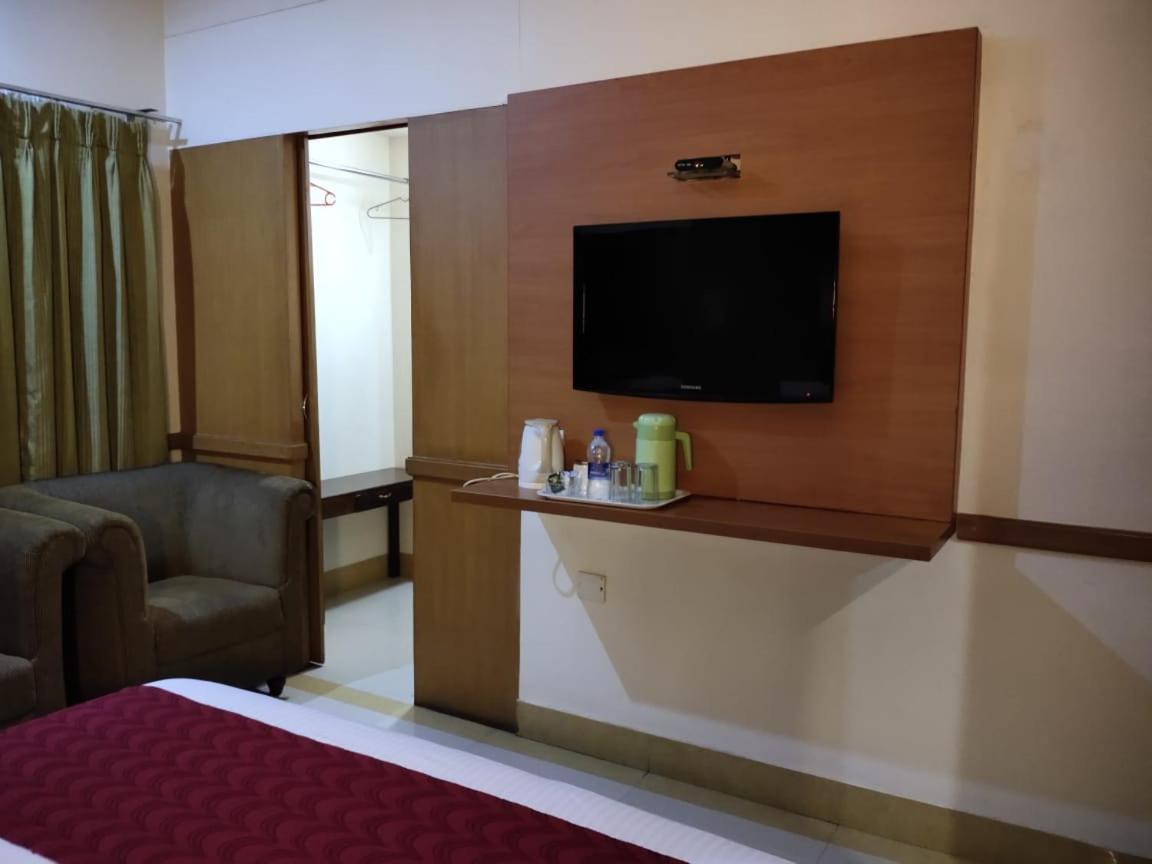 Hotel Western Gatz Theni Exterior photo