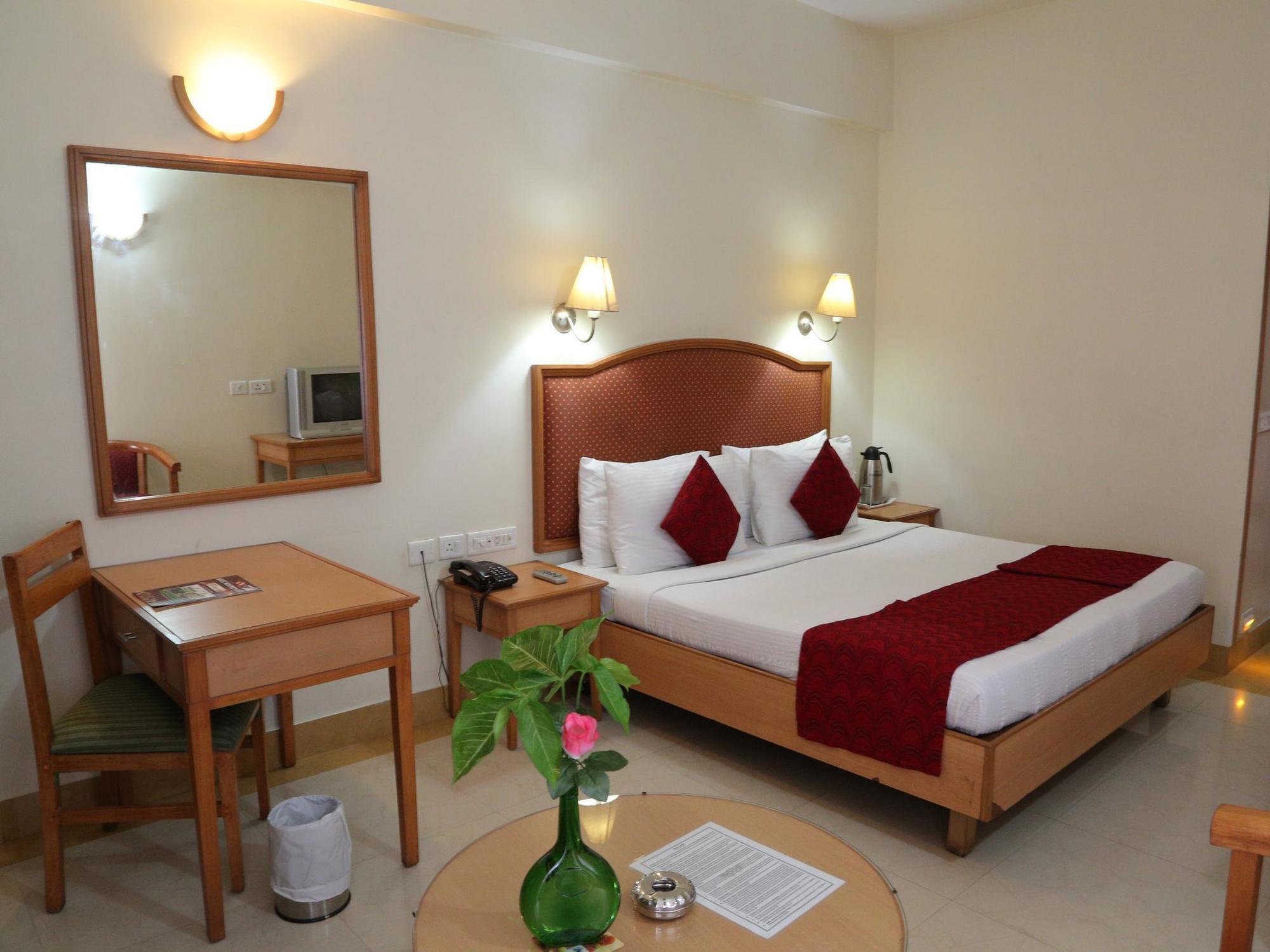 Hotel Western Gatz Theni Exterior photo